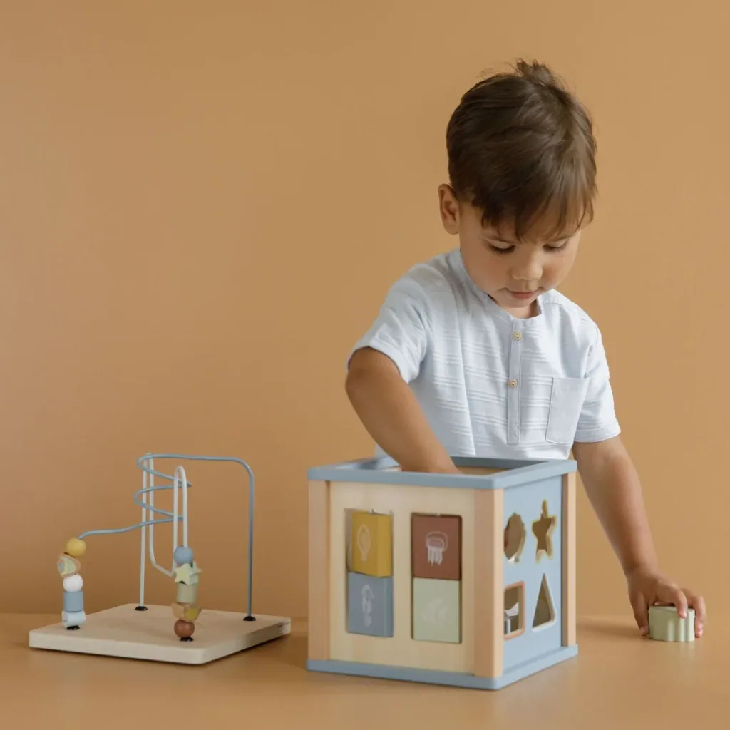 Little Dutch Aktivitätswürfel Ocean: Motorikwürfel aus Holz mit Formensortierer, Puzzle & Perlenspirale
