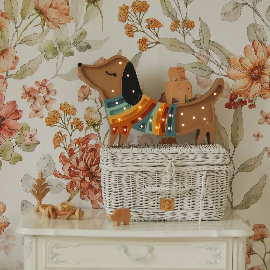 Nachtlicht für Kinder in Welpenform aus naturbelassenem Kiefernholz von Little Lights, Erdbeercreme