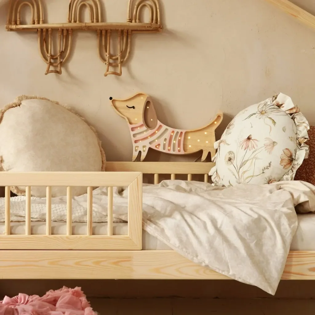 Nachtlicht für Kinder in Welpenform aus naturbelassenem Kiefernholz von Little Lights, Erdbeercreme