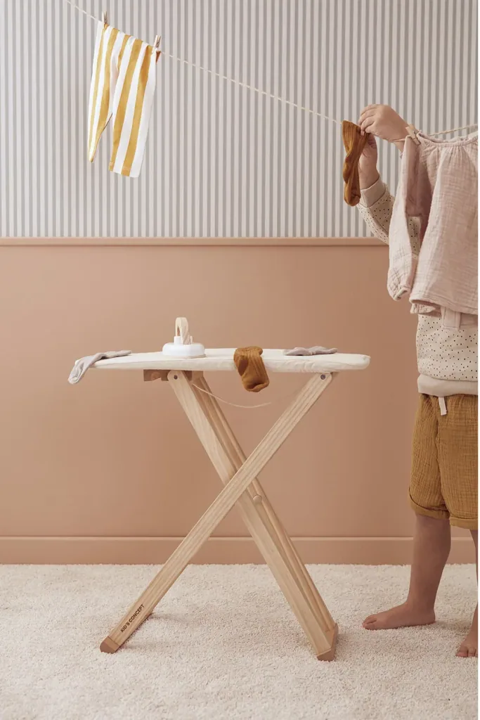 Kids Concept Spielzeug Bügelbrett mit Bügeleisen Holz natur