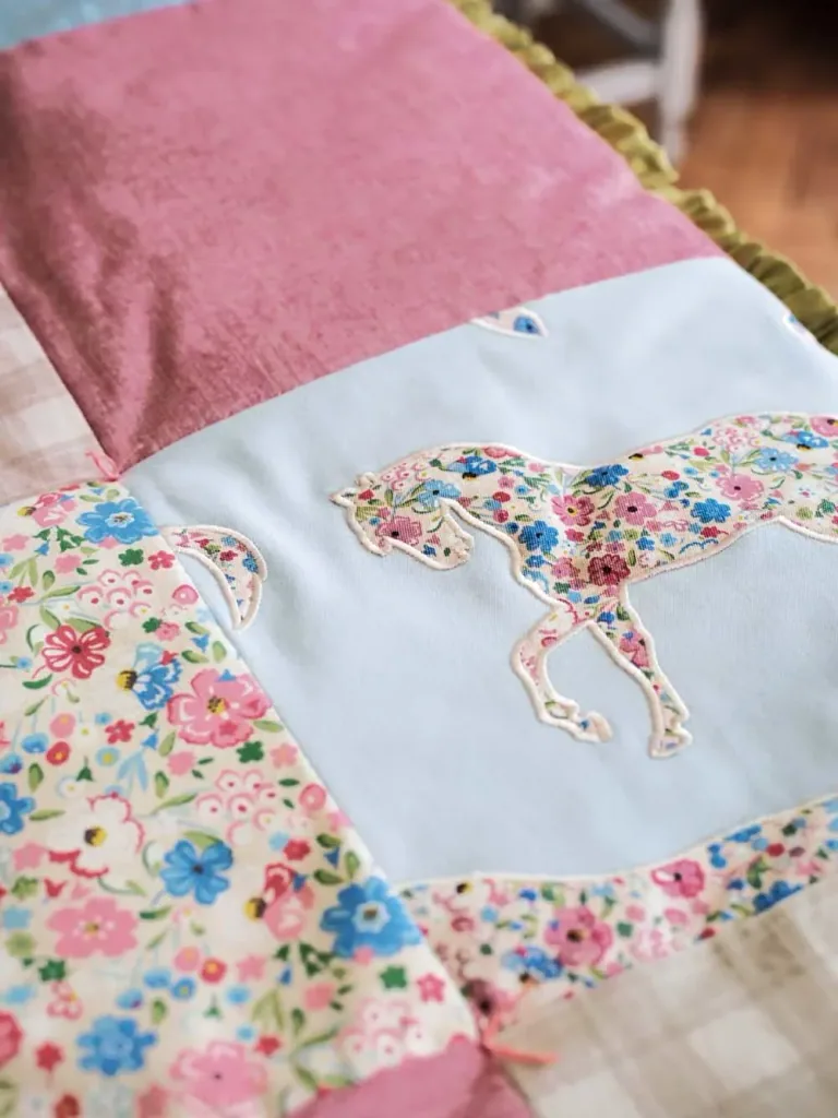Little Sanderson Abracazoo Motivstoff appliziert Pferde creme hellblau