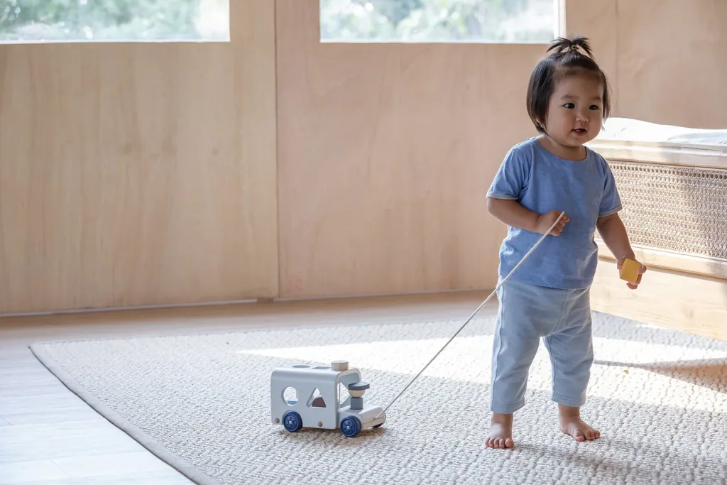 Plan Toys Baby Sortierbus Orchard