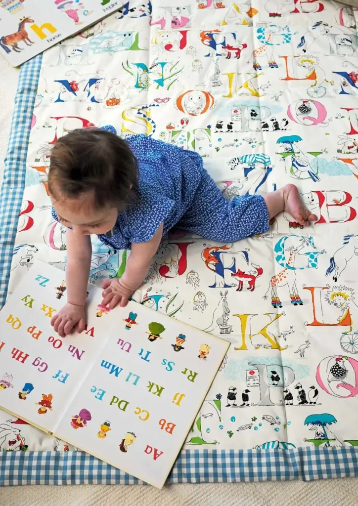Little Sanderson Abracazoo Motivstoff Alphabet creme aqua grün blau
