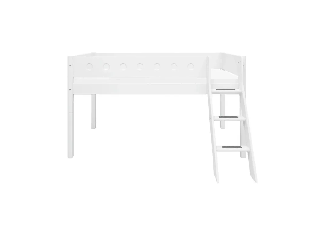 FLEXA Halbhohes Hochbett, Kinderbett mit Schrägleiter - MDF und Kiefer, 90x200 cm, Absturzsicherung, Farbe: weiss