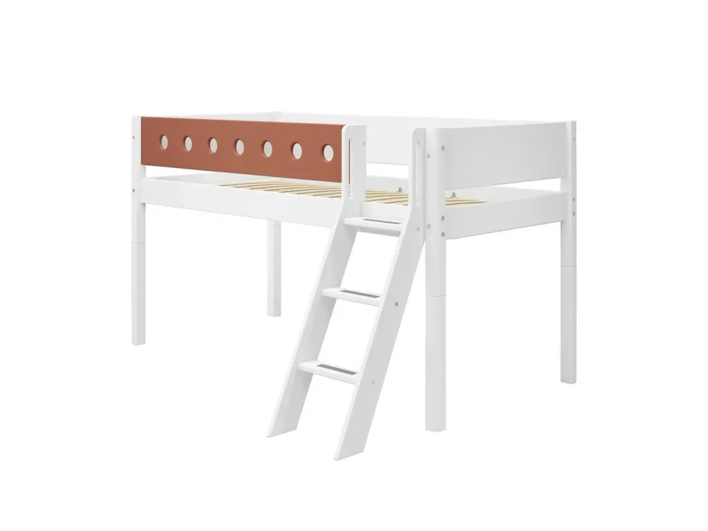FLEXA Halbhohes Hochbett, Kinderbett mit Schrägleiter - MDF und Kiefer, 90x200 cm, Absturzsicherung, Farbe: Weiß/Errröten