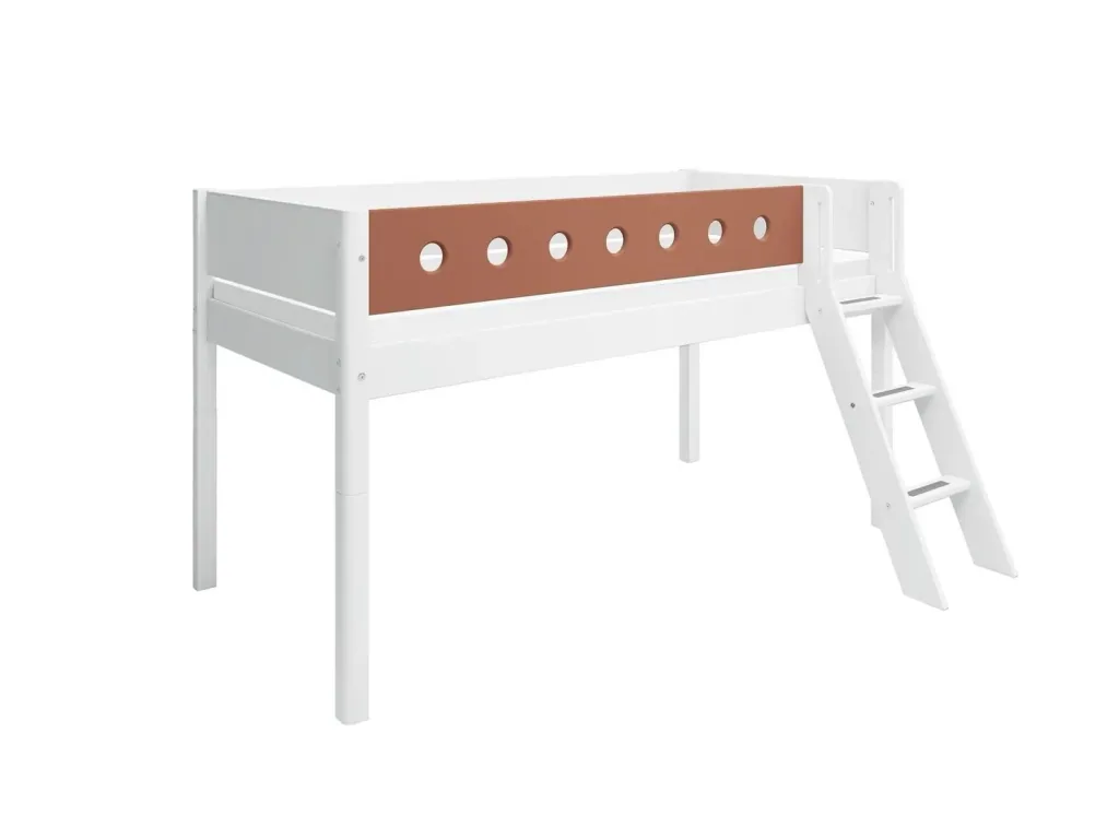FLEXA Halbhohes Hochbett, Kinderbett mit Schrägleiter - MDF und Kiefer, 90x200 cm, Absturzsicherung, Farbe: Weiß/Errröten