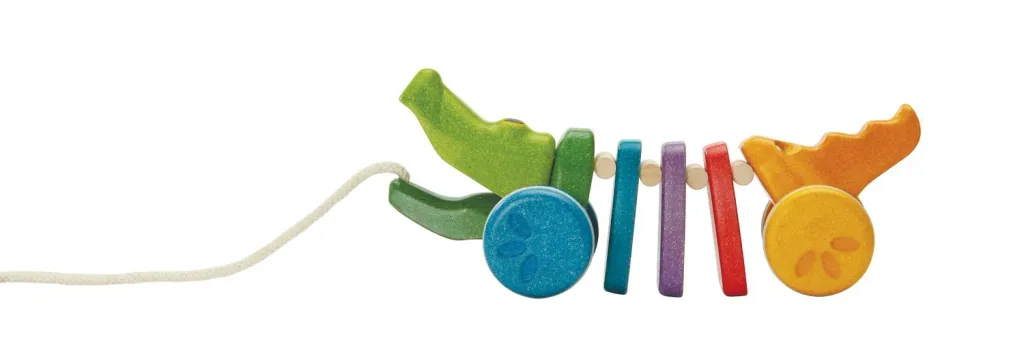 Plan Toys - Nachziehtier - Regenbogen Krokodil, Gummibaumholz