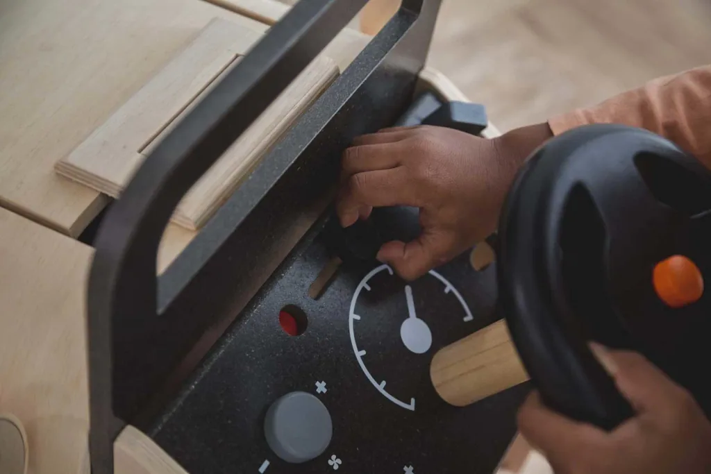 Plan Toys Spielzeug Automechaniker/Fahrsimulator Holz